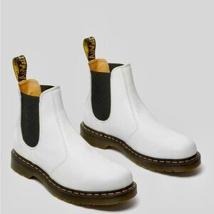 DR. MARTENS WOMEN'S 2976 YELLOW STITCH
SMOOTH WHITE LEATHER CHELSEA BOOT 7